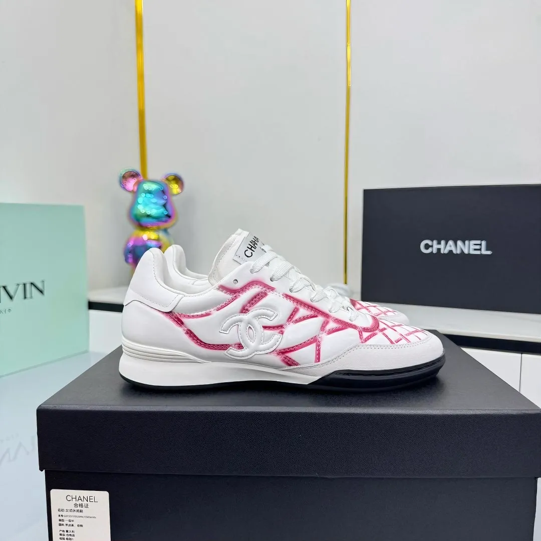 👟👟Ex-factory price 620👟👟 Top version Chanel Chanel - 2025 counter top casual sports shoes This sneaker is a classic design; the upper is electro-embroidered with a variety of techniques; the outsole is fashionable and sporty; it is extraordinary and incorporates a variety of color matching elements... The diversified mix and match is very beautiful and versatile, and can be used for leisure, fashion, sports and outdoor... ꫛꫀꪝ Go➫ Material: ❶Upper is made of: original cowhide ❷Inner lining is made of: original imported sheepskin ❸Outsole is based on: original TPU combination outsole Special counter boutique packaging complete set for women 35–41